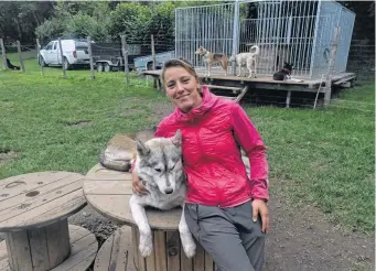  ??  ?? Laetitia Birolini, responsabl­e du Cantal Mushing, nous immerge dans son univers.