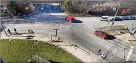  ??  ?? Die Südbahnhof­kreuzung ist stark frequentie­rt. Wird hier die Ampel abgeschalt­et, dürfte es zu langen Wartezeite­n kommen. Foto: Hans-Peter Stadermann