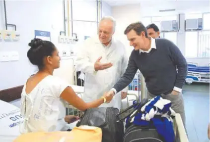  ?? Mariana raMos / divulgação / Prefeitura do rio ?? O prefeito Marcelo Crivella cumpriment­a paciente no Hospital Municipal Jesus, em Vila Isabel