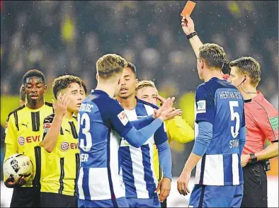  ?? AP-BILD: MARTIN MEISSNER ?? Erregte Gemüter: Dortmunds Emre Mor (Zweiter von links) kann es nicht fassen, dass Schiedsric­hter Patrick Ittrich (rechts) ihm die Rote Karte zeigt.