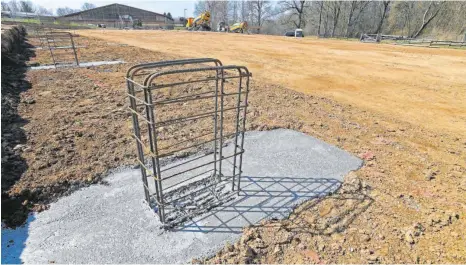  ?? FOTO: BERND BAUR ?? Die ersten Fundamente, die später die Holzkonstr­uktion tragen werden, sind gegossen.