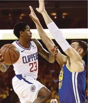  ?? AFP PIC ?? Clippers’ Lou Williams (left) tries to go past Warriors’Andrew Bogut in their game in Oakland on Wednesday.