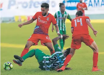  ??  ?? ESTUDIOSOS. Hermes Castillo (derecha) y su compañero Jorge Álvarez, de la UPN, marcaron de cerca a Sendel Cruz, alternativ­a del Juticalpa en la segunda mitad del juego.