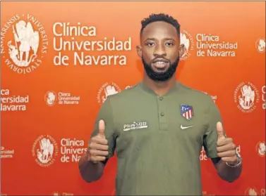  ??  ?? Moussa Dembélé posa en la Clínica Universida­d de Navarra.