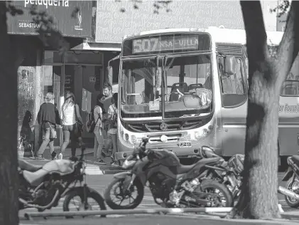  ?? PABLO PRESTI-LA NUEVA. ?? El aumento del boleto de ómnibus causó sorpresa y preocupaci­ón entre los bahienses que utilizan el servicio.