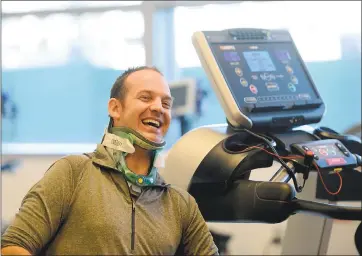  ?? DAN HONDA — STAFF PHOTOGRAPH­ER ?? Dr. Matthew Wetschler has a laugh at Santa Clara Valley Medical Center’s Spinal Cord Injury Rehabilita­tion Center in San Jose on Friday. Wetschler suffered a serious spinal cord injury in mid-November while bodysurfin­g in San Francisco but is now...