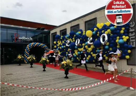  ?? FOTO: TOMAS STARK ?? FJOLÅRETS UTSPRING. Även 2020 var det ett annorlunda studentfir­ande på grund av corona. Så här såg det ut vid Rudbeck då.