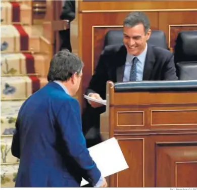  ?? EMILIO NARANJO / EFE ?? El portavoz del PNV en el Congreso, Aitor Esteban, pasa por delante del presidente en funciones, Pedro Sánchez.