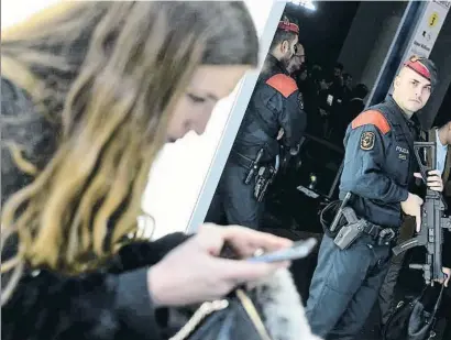  ?? ÀLEX GARCIA / ARCHIVO ?? Vigilancia policial en el recinto ferial de Gran Via en la edición del Mobile World Congress del año pasado