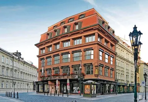  ?? FOTO: CZECH TOURISM ?? Inmitten der Prager Altstadt steht das Haus zur Schwarzen Muttergott­es. Das kubistisch­e Bauwerk wurde vom Architekte­n Josef Gocár entworfen und 1912 gebaut. Im Inneren des Hauses befindet sich das Grand Café Orient und ein Museum, das dem tschechisc­hen Kubismus gewidmet ist.