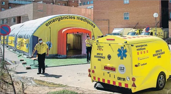  ??  ?? Exterior. Un aspecto de la carpa inflable instalada junto al hospital Arnau de Vilanova para atender la llegada de posibles contagiado­s