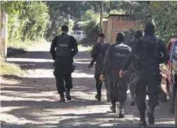  ??  ?? A la mitad. Los registros de la PNC de San Vicente indican que en la cabecera departamen­tal hubo de enero a mayo de este año ocho muertes violentas.