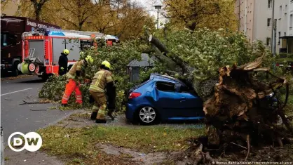  ?? ?? Ураган повалил дерево на автомобиль в Берлине