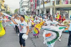  ?? CORTESÍA CASA DE LA CULTUR A ESMER ALDAS ?? • Estudiante de varias unidades educativas participar­on en un pregón por el mes del pueblo afrodescen­diente.