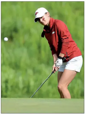  ?? NWA Democrat-Gazette/ANDY SHUPE ?? Arkansas’ Kaylee Benton chips onto the 13th green Tuesday during her match against Wake Forest’s Jennifer Kupcho at the NCAA Women’s Golf Championsh­ips at Blessings Golf Club in Fayettevil­le. Kupcho defeated Benton 1-up as Wake Forest eliminated Arkansas 3-2.