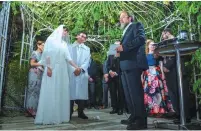  ?? (May Bar) ?? CHUPAH PRATIT wedding officiator and Hashgacha Pratit founder Rabbi Aaron Liebowitz officiates a wedding.