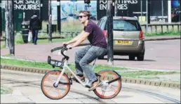  ?? PROVIDED TO CHINA DAILY ?? A man rides a Mobike earlier this month in Manchester, UK. The company placed 1,000 bikes in the city in June. Rival Chinese company Ofo is making a similar effort in Cambridge.