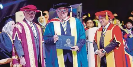  ?? PIC BY SAMADI AHMAD ?? Universiti Kuala Lumpur Chancellor Pahang Regent Tengku Abdullah Sultan Ahmad Shah (left) presenting a honorary doctorate to former Indonesian president Susilo Bambang Yudhoyono (centre) at the university’s convocatio­n in Putrajaya yesterday. With them is UniKL president and chief executive officer Professor Datuk Dr Mazliham Mohd Su’ud.