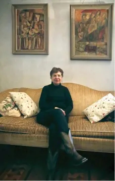  ??  ?? Dinah Bazer poses at her home in New York. Bazer found relief from cancer anxiety by being treating with a dose of psilocybin administer­ed by a New York University study —