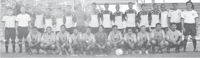  ??  ?? PASUKAN OMB FC (mencangkun­g) bergambar kenangan bersama pasukan Classic A dan juga para pengadil perlawanan.