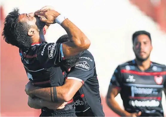  ?? (TÉLAM) ?? El capitán está de racha. Víctor López puso el 2-0 ante Riestra y marcó por segundo partido consecutiv­o. El Albirrojo quiere levantar.