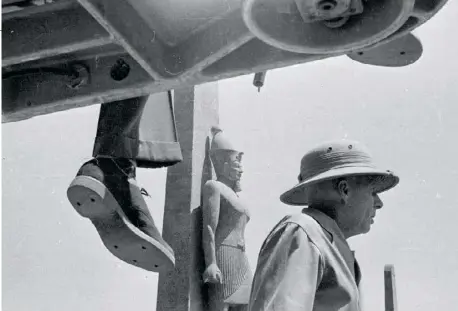  ?? ERNST HAAS / GETTY IMAGES ?? Howard Hawks sur le tournage, en Egypte.