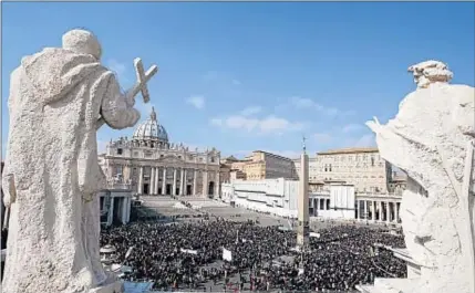  ?? GREGORIO BORGIA / AP ?? La plaça de Sant Pere era més plena que de costum ahir per veure el Papa
