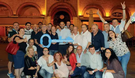  ??  ?? Piazza dei Signori Foto di gruppo a Treviso, Mario Conte tiene tra le mani le chiavi della città e festeggia con la sua squadra (Balanza)