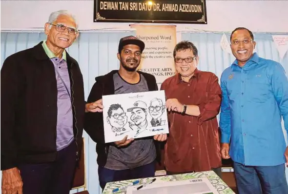  ?? PIC BY ABDULLAH YUSOF ?? Perak Menteri Besar Datuk Seri Dr Zambry Abd Kadir (right) with (from left) animation pioneer Hassan Muthalib, caricaturi­st Azmi Hussin and cartoonist Datuk Mohammad Nor Khalid at the ‘Cartoon, Caricature and Animation — Borderless World’ dialogue in Ipoh yesterday.