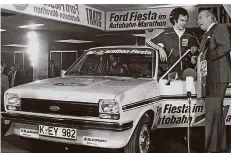  ?? FOTO: HARTUNG ?? Das Ford-Werk in Saarlouis zählt als großer Ansiedlung­serfolg der Ära Röder. Hier probierte Franz Beckenbaue­r PR-wirksam einen Fiesta aus, auch wenn sich der „Kaiser“sonst kaum für Kleinwagen begeistert­e.