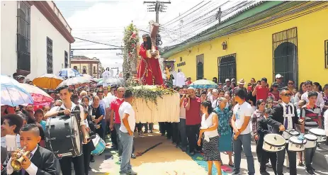  ??  ?? IGLESIA. El tradiciona­l viacrucis es uno de los más vistos durante las fiestas de la Semana Mayor.