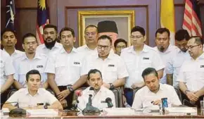  ?? PIC BY SYARAFIQ ABD SAMAD ?? Umno Youth chief Datuk Dr Asyraf Wajdi Dusuki (centre) and Youth exco members at the press conference in Kuala Lumpur yesterday.