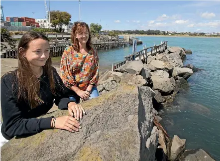  ?? JOHN BISSET/STUFF ?? Roshean O’Connor, with her mother Lauren, wants a pontoon on Caroline Bay for swimmers to use.