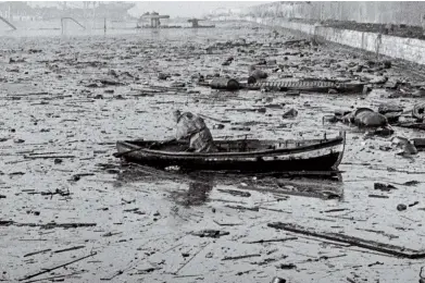  ??  ?? A rescue boat searches for survivors in Bari Harbor after the December 1943 attack. Fuel from damaged freighters and a ruptured pipeline flooded the harbor.