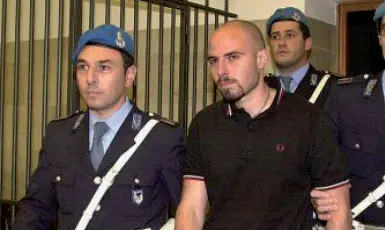  ??  ?? Arrestato Paolo Pasimeni in una vecchia foto. l’uomo oggi ha 42 anni. Fu condannato per aver ucciso suo padre nel 2001: l’omicidio avvenne in un’ala dell’Università di Padova