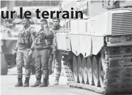  ??  ?? Soldats turcs dans le centre d'afrin, Syrie