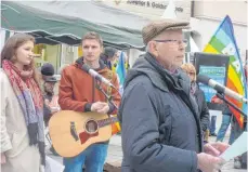  ??  ?? Der ehemalige Leiter der katholisch­en Betriebsse­elsorge der Diözese Rottenburg-Stuttgart, Paul Schobel, warnte vor den Despoten in aller Welt und forderte Brot statt Waffen.