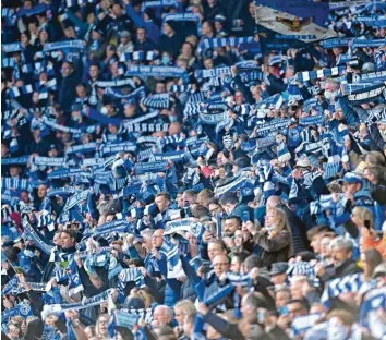  ?? Foto: Witters ?? Die Fans von Arminia Bielefeld fassen die Erstligazu­gehörigkei­t ihres Vereins als Geschenk auf. Doch selbst bei ihnen ist die Be‐ geisterung für den Fußball während der Corona‐Krise geschrumpf­t.