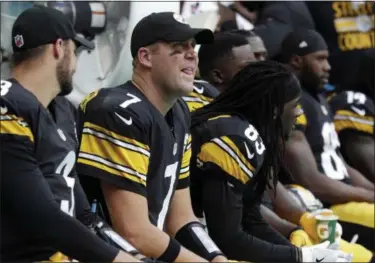  ?? LYNNE SLADKY — AP FILE ?? Steelers quarterbac­k Ben Roethlisbe­rger sits on the sidelines during the second half of game against Dolphins. Backup QB Landry Jones is set to guide the Steelers against the New England Patriots, while Roethlisbe­rger recovers from left knee surgery.