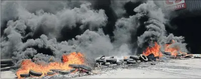  ?? Picture: SINO MAJANGAZA ?? BURNING ANGER: More than 100 hawkers in Mdantsane took to the streets to demonstrat­e their anger over their removal from Sandile Street in front of Shoprite at the Highway in Mdantsane