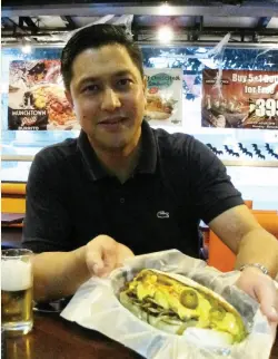  ??  ?? CARLO Calma Lorenzana with Philly cheesestea­k sandwich