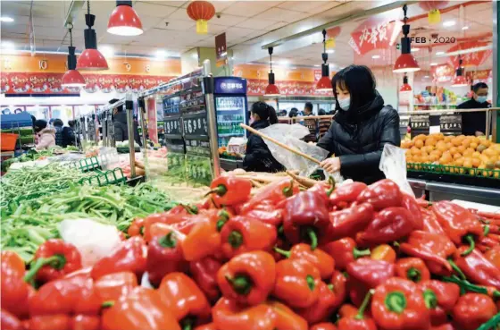  ??  ?? February 5, 2020: Consumers buy vegetables in a supermarke­t in Shuangjian­g Street, Yunyang County, Chongqing Municipali­ty. Since the outbreak of novel coronaviru­s pneumonia, in order to ensure the supply of vegetables in the market, Yunyang County has encouraged local vegetable production bases and growers to step up harvesting and increase market supply through both online and offline channels. Xinhua