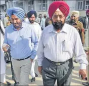  ?? HT FILE ?? Retired DIG Kultar Singh (right) with DSP Hardev Singh during a court hearing in Amritsar in 2016.