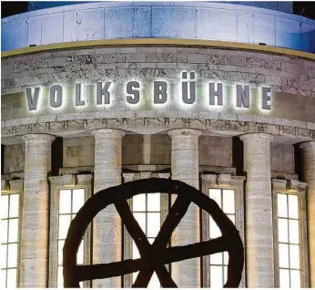  ??  ?? Hier ist nach mehreren #Metoo-vorwürfen der Intendant zurückgetr­eten: die Berliner Volksbühne.