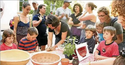  ??  ?? Wie entstand das römische Tafelgesch­irr Terra Sigillata? Auch das erfuhren die jüngsten Besucher im Weimarer Museum für Ur- und Frühgeschi­chte ganz praktisch beim Töpfern mit Julia Raasch-bertram. Foto: Christiane Weber