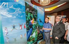  ??  ?? Asia bagus!: Mohamaddin (left) and Tourism Malaysia deputy directorge­neral Datuk Mohmed Razip Hasan at the engagement session with Sarawak industry players in Kuching.