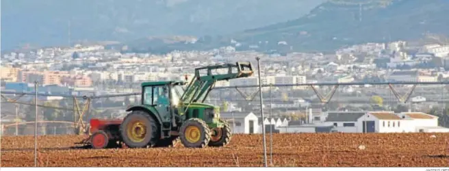  ?? JAVIER FLORES ?? Los agricultor­es fueron la principal oposición al anillo de ensayos ferroviari­os al considerar que causaría un fuerte impacto sobre la Vega de Antequera.