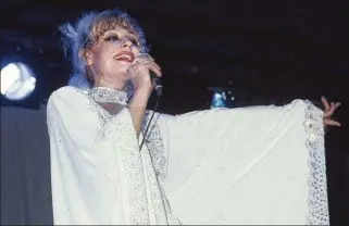  ??  ?? VISITA. Raffaella Carra, de blanco en el show en vivo que dio en Punta del Este alrededor de 1981.