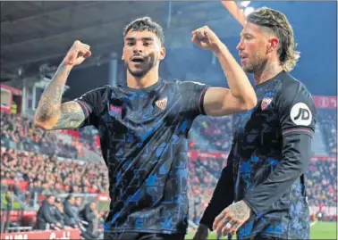  ?? ?? Isaac Romero y Sergio Ramos celebran uno de los goles del Sevilla ante el Rayo.