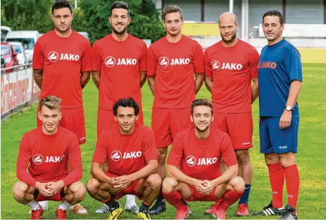  ?? Foto: Gerd Jung ?? Die Neuzugänge des TSV Rain: (oben von links) Dominik Bobinger, Rene Schröder, Michael Belousow und Maximilian Bär mit Cheftraine­r Karl Schreitmül­ler; (kniend von links) Fabian Miehlich, Simon Fischer und Marco Zupur. Auf dem Bild fehlen: Astrit...